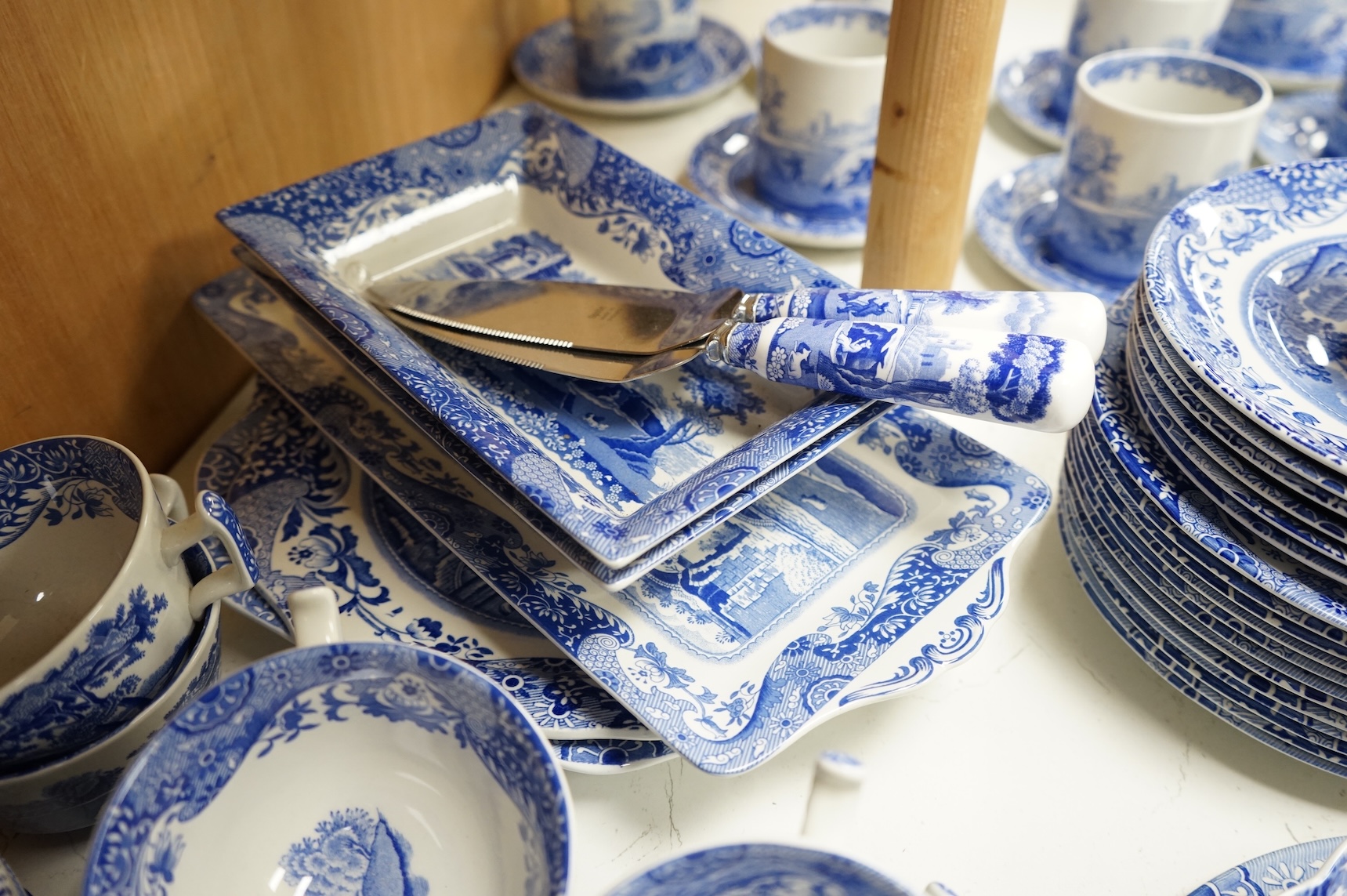 A quantity of Spode Italian dinner and tea ware to include cups and saucers, tea and coffee pot and side plates